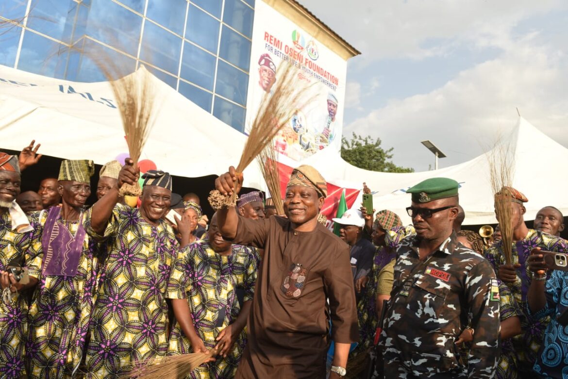 Oyo Reps’ Member, Oseni, Declares PDP Dead In Ido LG, Welcomes 1,500 Members To APC 