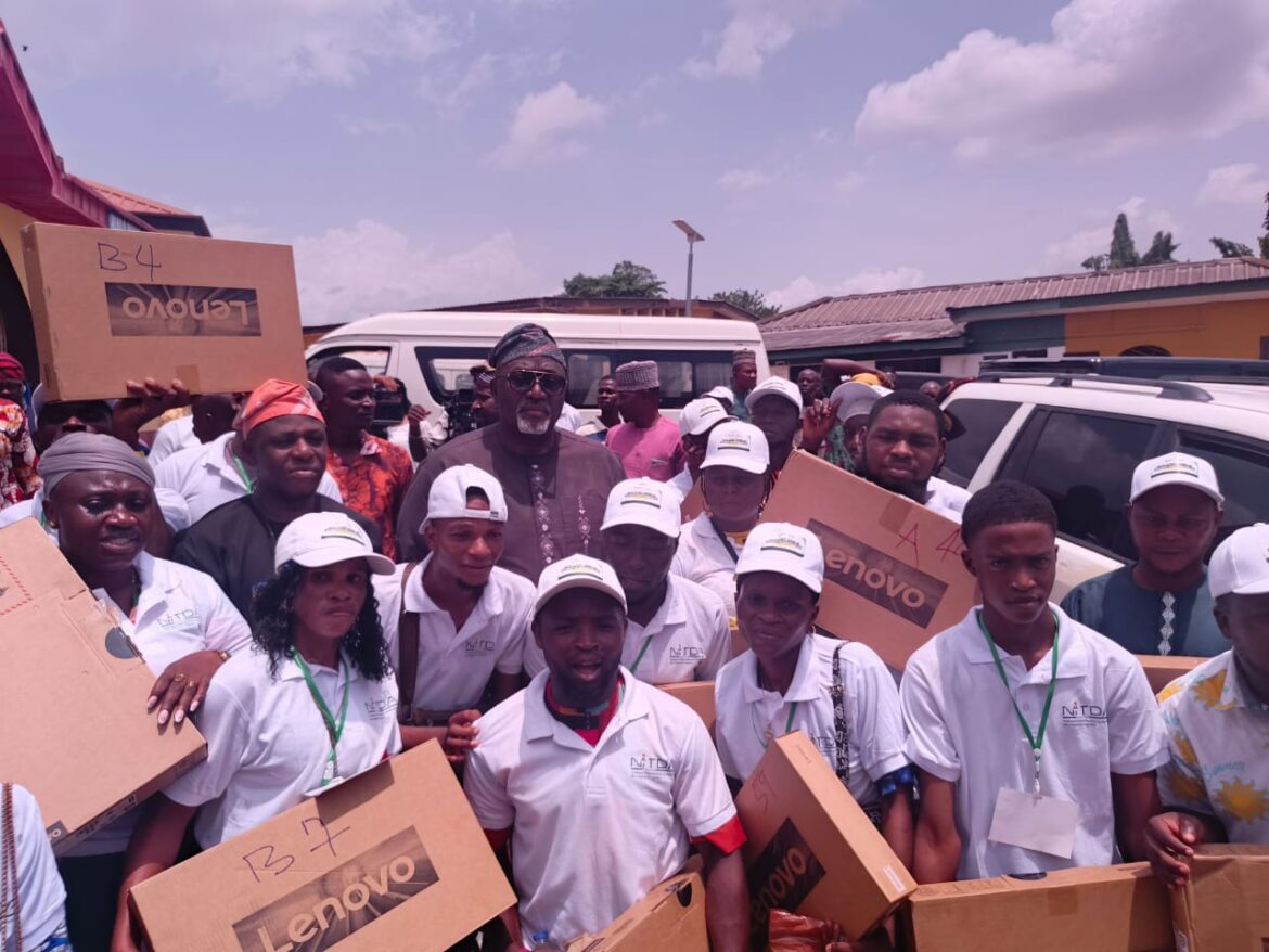Odidiomo Empowers 200 Oyo Youths With Laptops, Cash After Digital Training